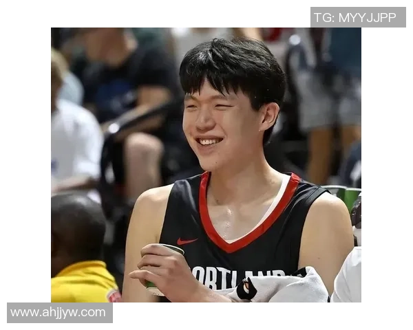 小球迷场边收获惊喜杨瀚森亲赠签名球鞋幸福时刻引全场欢呼